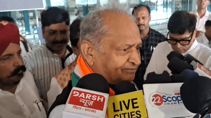 राजस्थान के पूर्व मुख्यमंत्री अशोक गहलोत पटना पहुंचे, चुनाव आयोग को जमकर सुनाया... कहा- हम अपना जन्म दिवस का कागज कहां से लाएंगे...