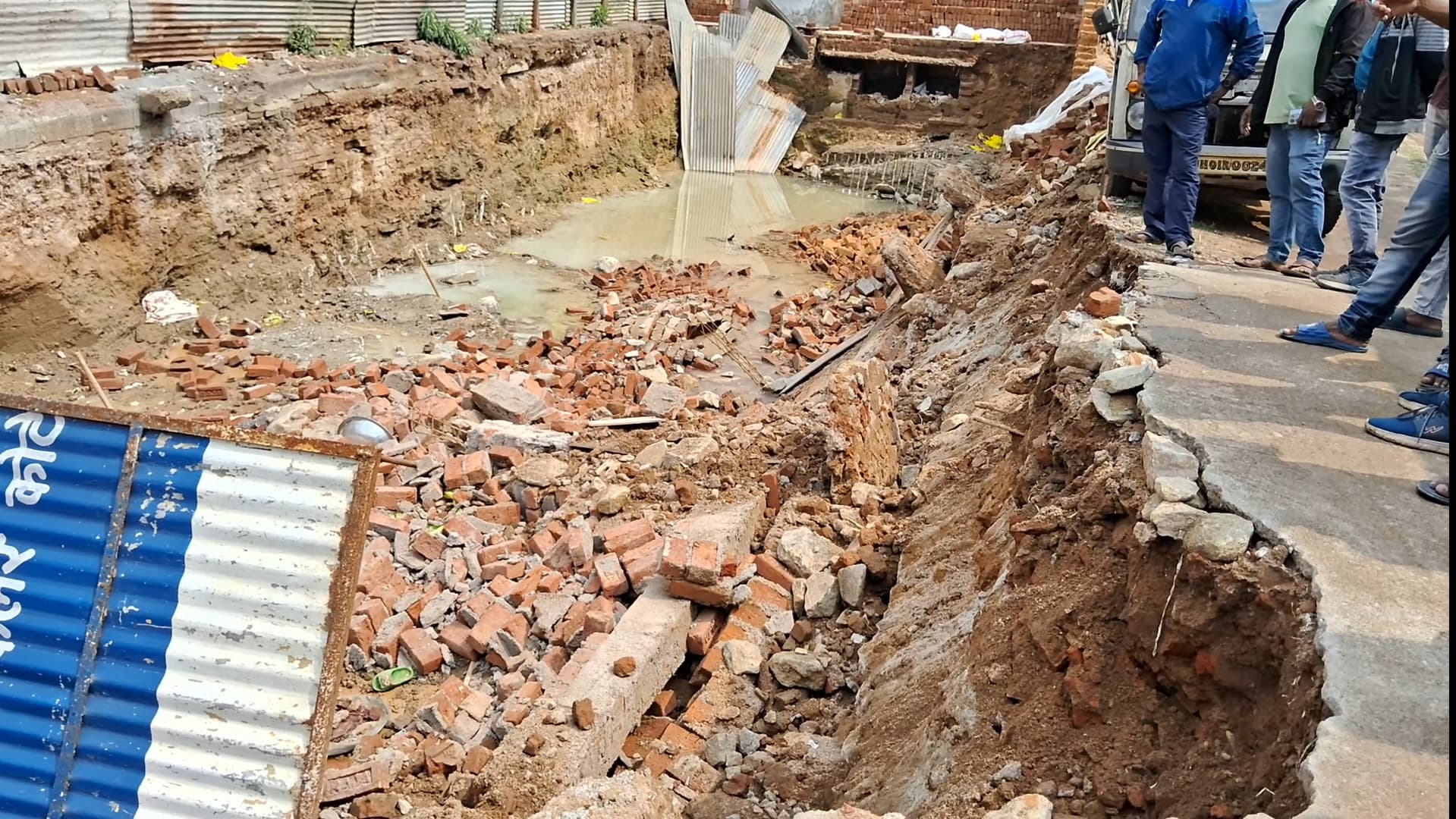 रांची के हिनू इलाके में कंस्ट्रक्शन का काम कर रहे मजदूर के दो बच्चों की दीवार गिरने से मौत हो गई है...