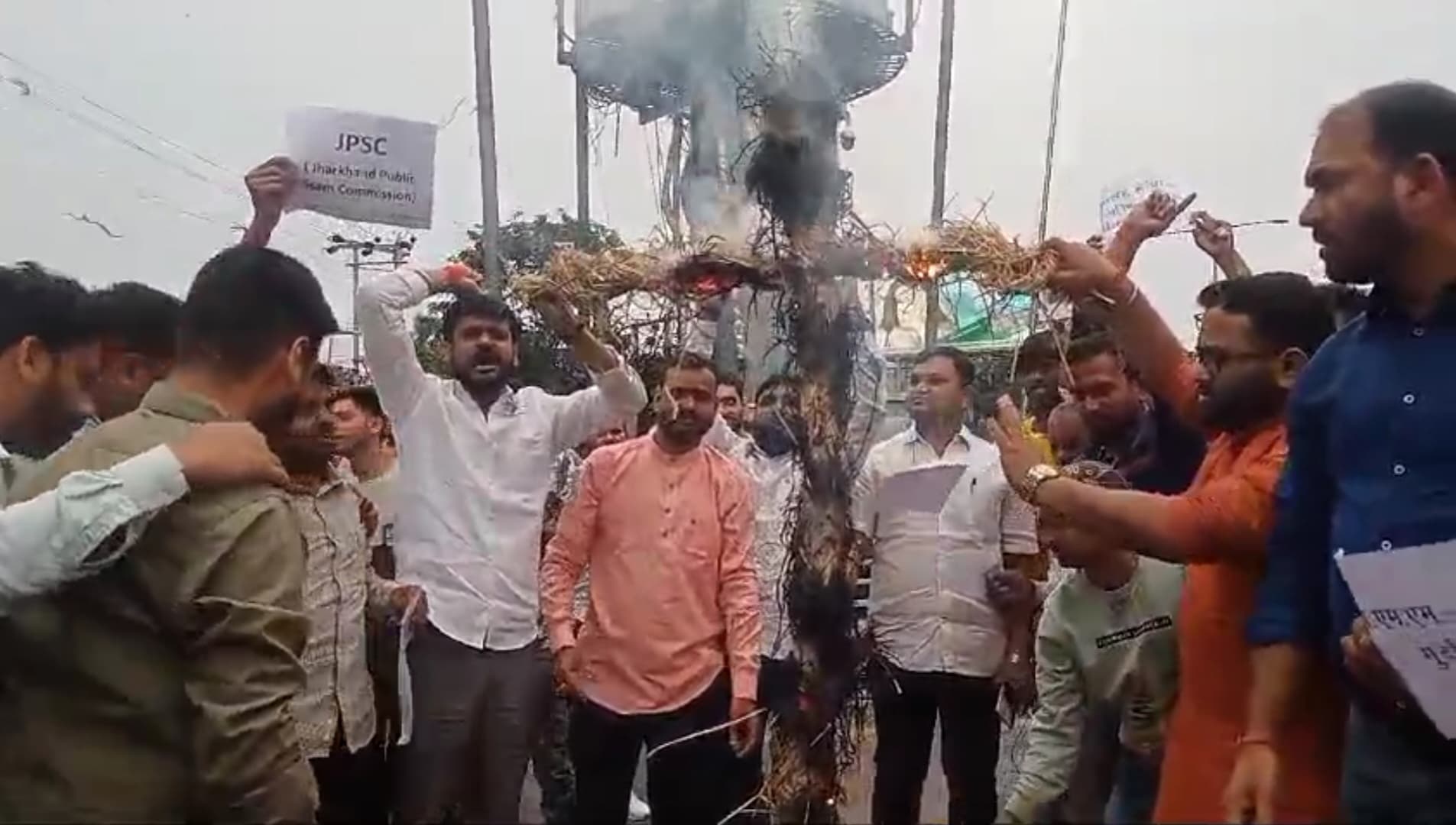 JPSC प्रश्न पत्र लिक मामले को लेकर भाजयुमो ने चम्पई सोरेन का पुतला दहन कर सीबीआई जाँच की मांग किया।