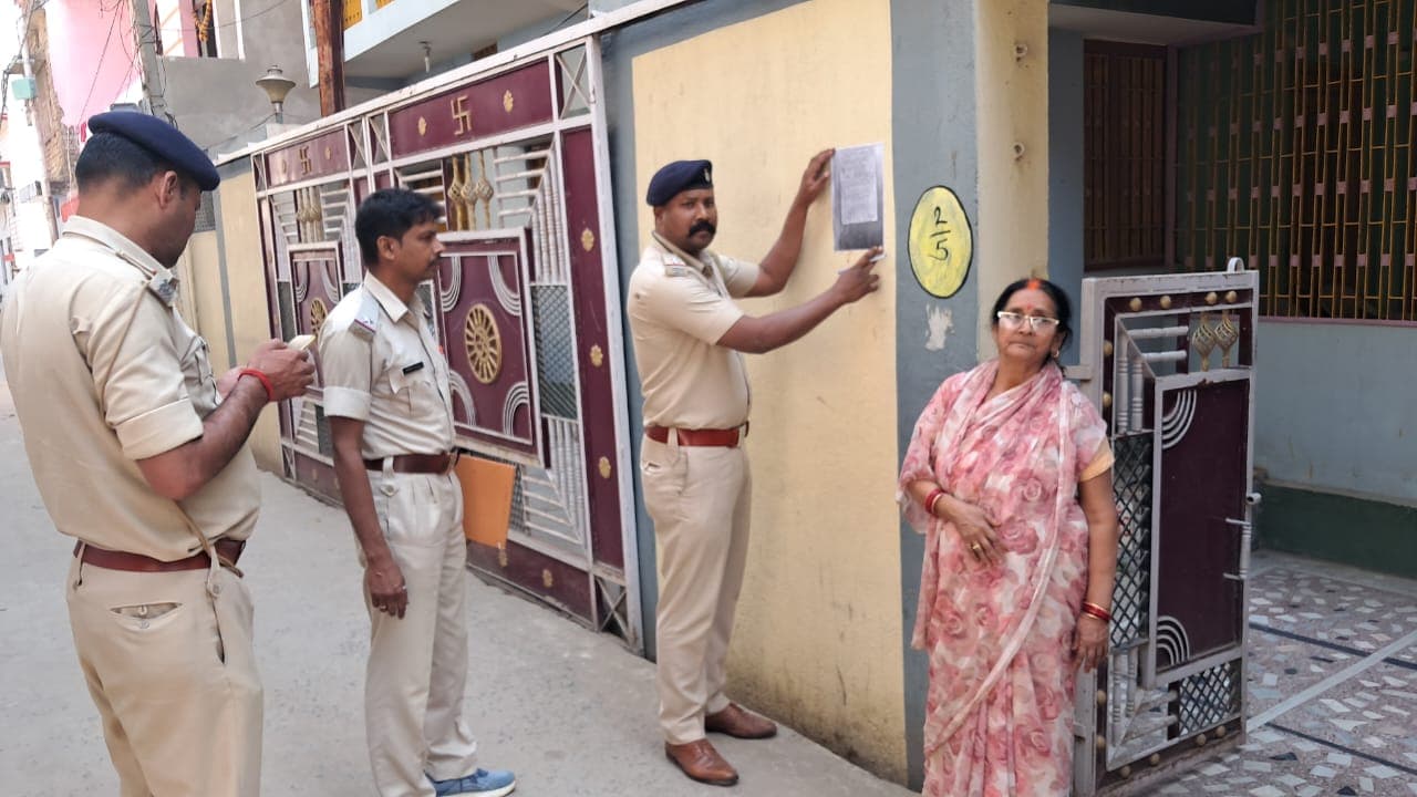 कई जिलों में DDC रहे अरविंद चौधरी के पटना स्थित आवास पर कुर्की का इश्तेहार..