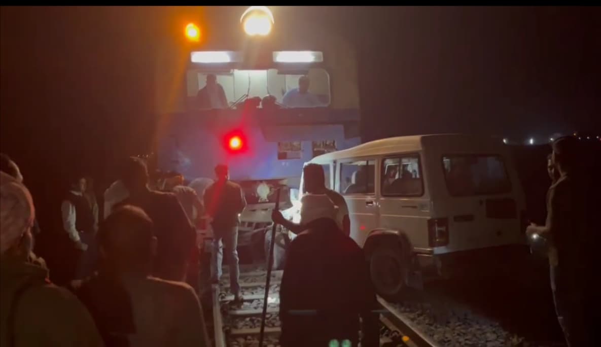 बिहार शरीफ में जब ईएमयू ट्रेन के सामने आई बोलेरो, फिर..