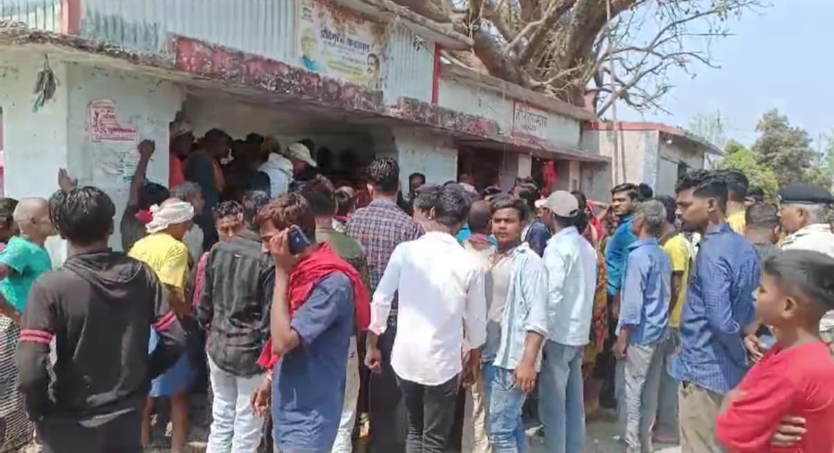 सहरसा में शिक्षक की सरेआम हत्या, आक्रोशित लोगों ने काटा बवाल.