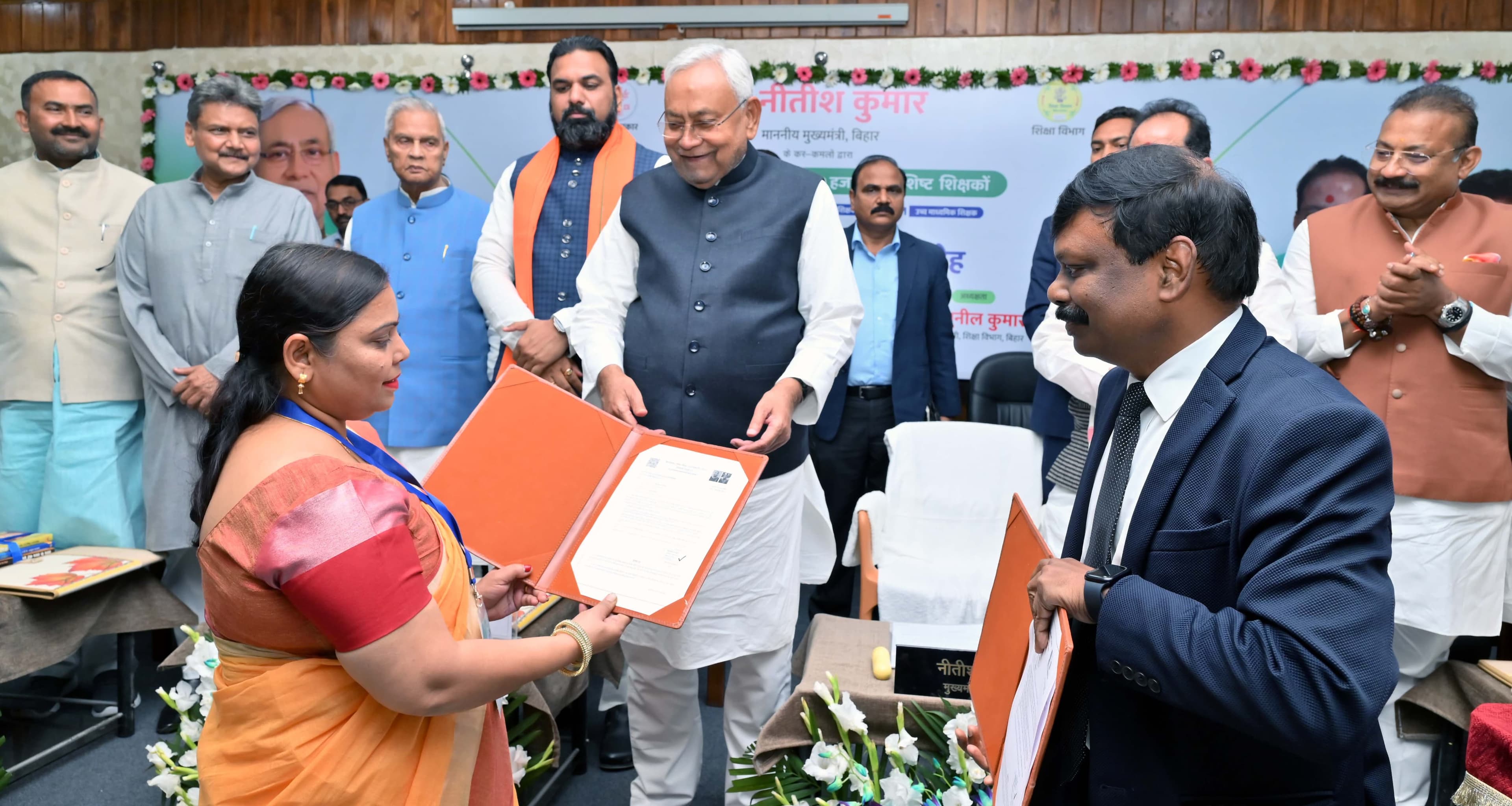 विशिष्ट शिक्षकों को नियुक्ति पत्र देकर सीएम नीतीश ने की बड़ी अपील...