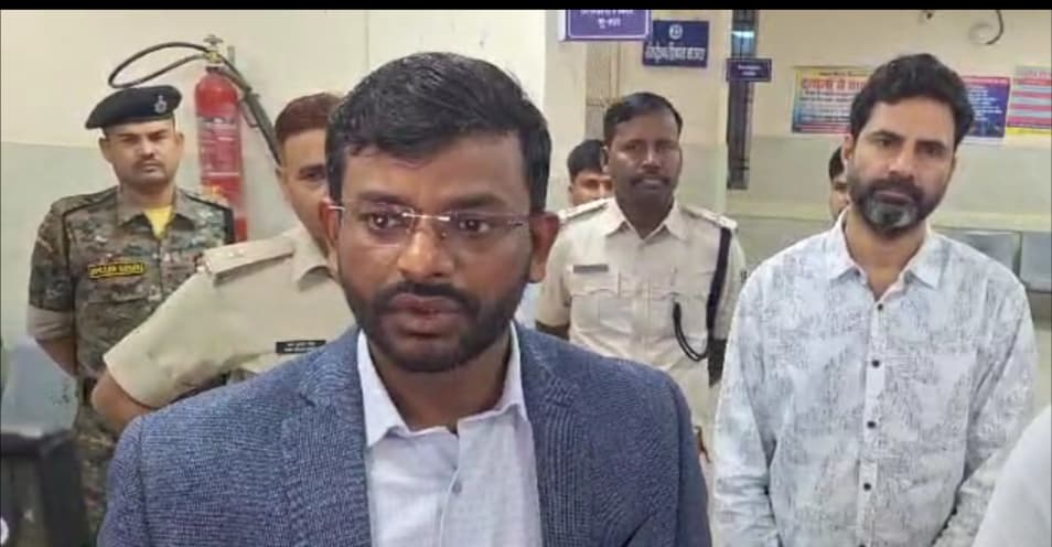 मुठभेड़ में घायल पुलिस कर्मियों से मिलने पहुंचे अररिया DM..