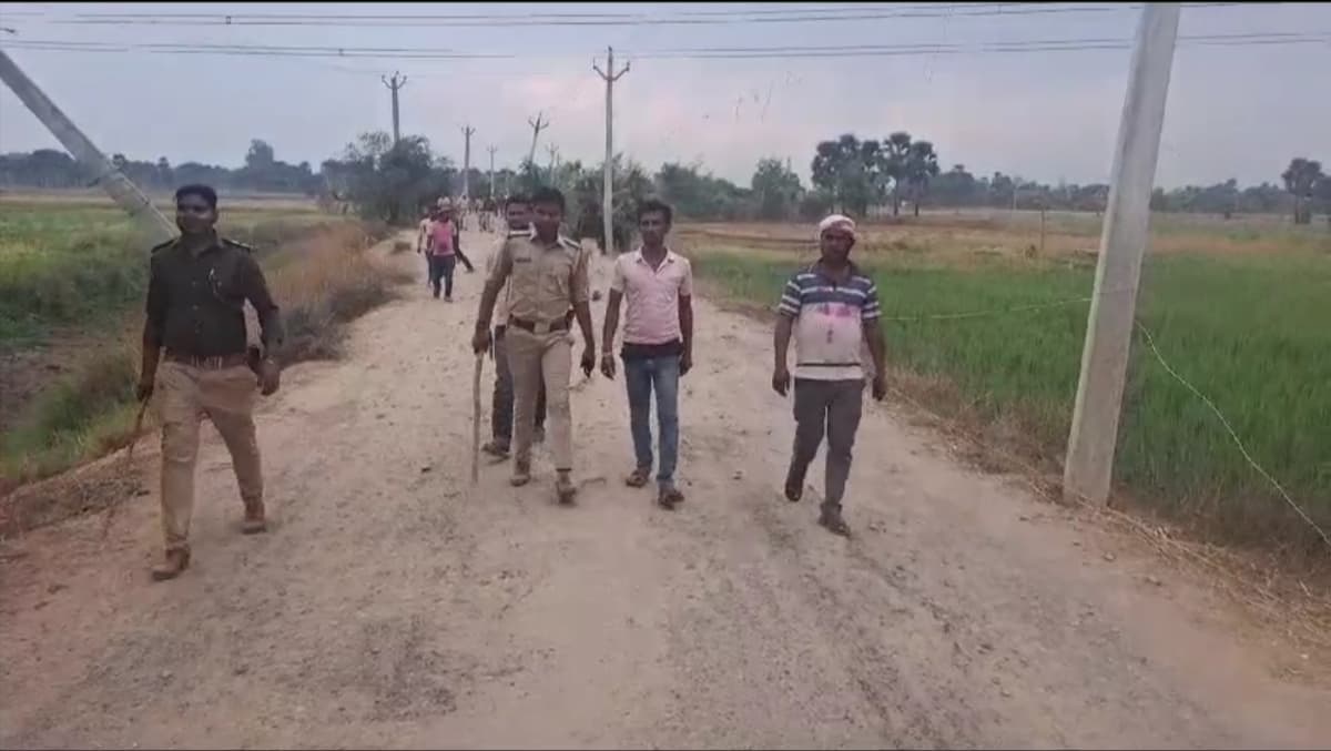 पटना के ढ़िबरा गांव में झूमटा होली के दौरान विवाद, ग्रामीणों ने पुलिसकर्मी पर किया पथराव..