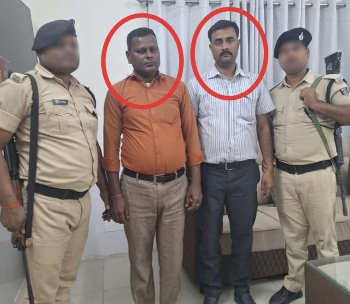 गिट्टी भंडारण दुकान के लाइसेंस के लिए डाटा एंट्री ऑपरेटर ने मांगे थे घूस, 50 हजार लेते हुए दो गिरफ्तार...