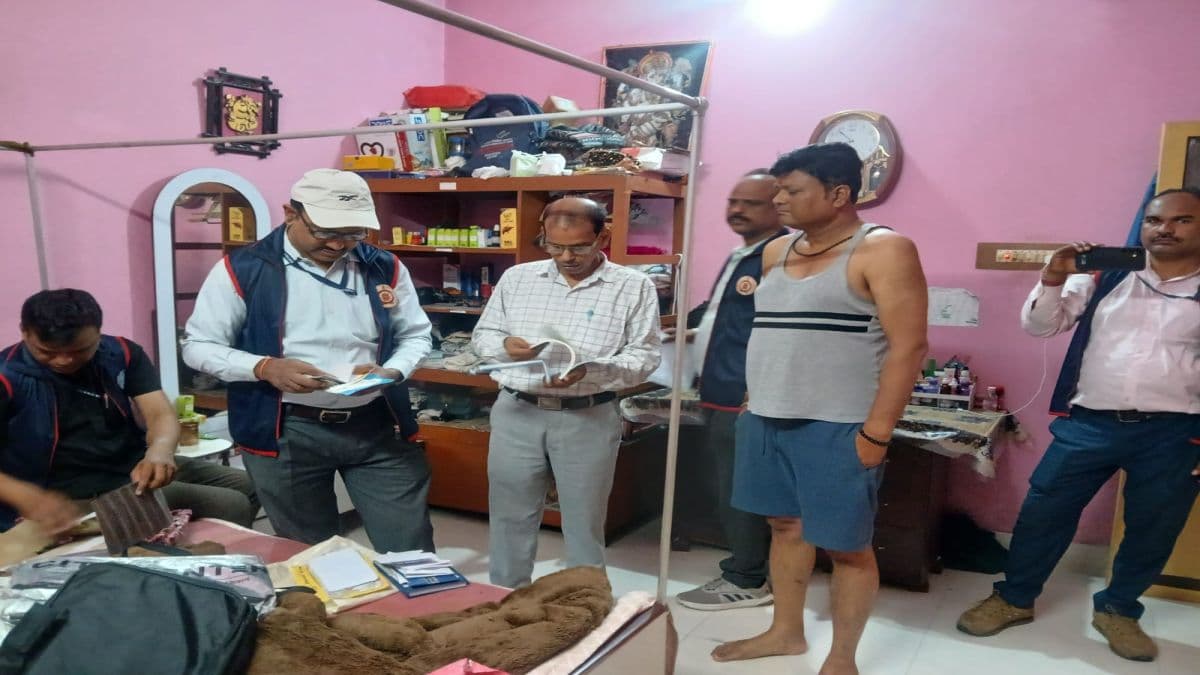 सुबह - सुबह एक साथ 12 ठिकानों पर रेड… करोड़ों की संपत्ति का खेल! किन अफसरों पर गिरी गाज?