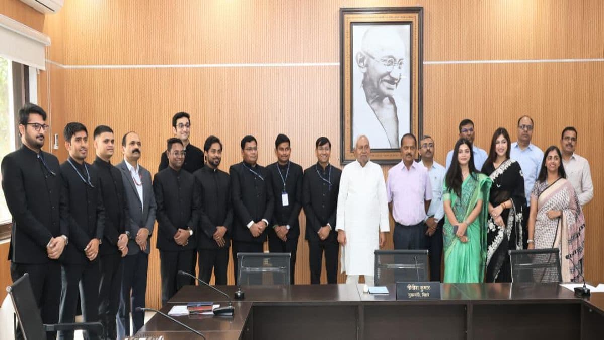 अणे मार्ग में खास मुलाकात… 12 प्रशिक्षु IAS पहुंचे CM नीतीश के दरबार, जानिये CM ने अधिकारियों से क्या - क्या कहा