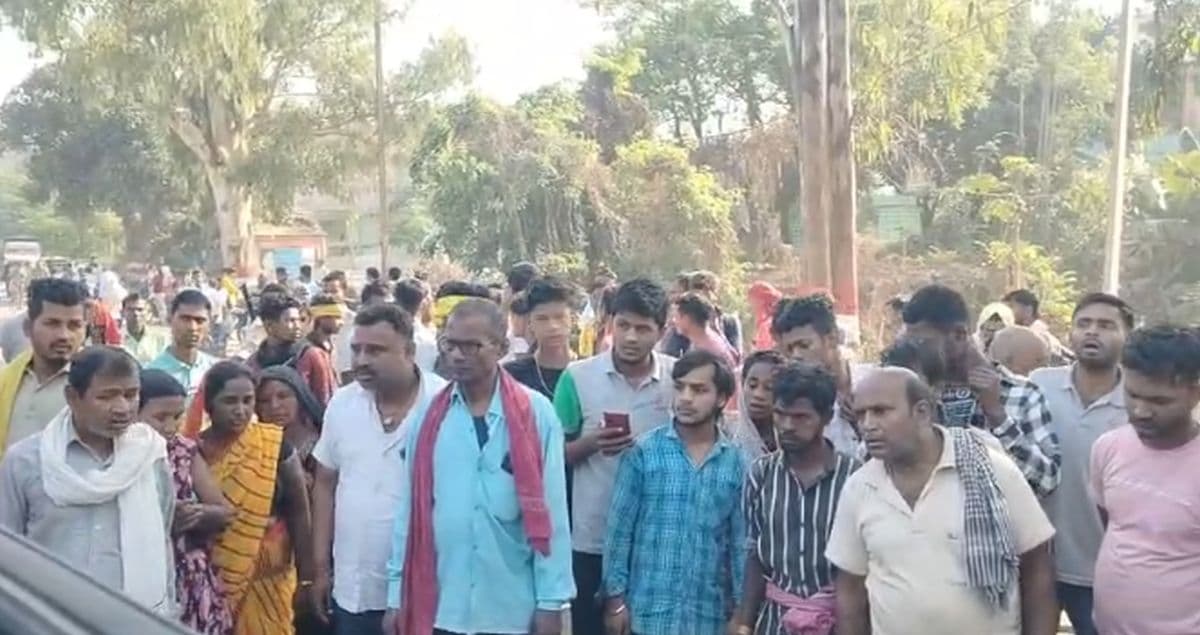 अनियंत्रित थार ने बाइक सवार तीन युवक को रौंदा, दो की ...