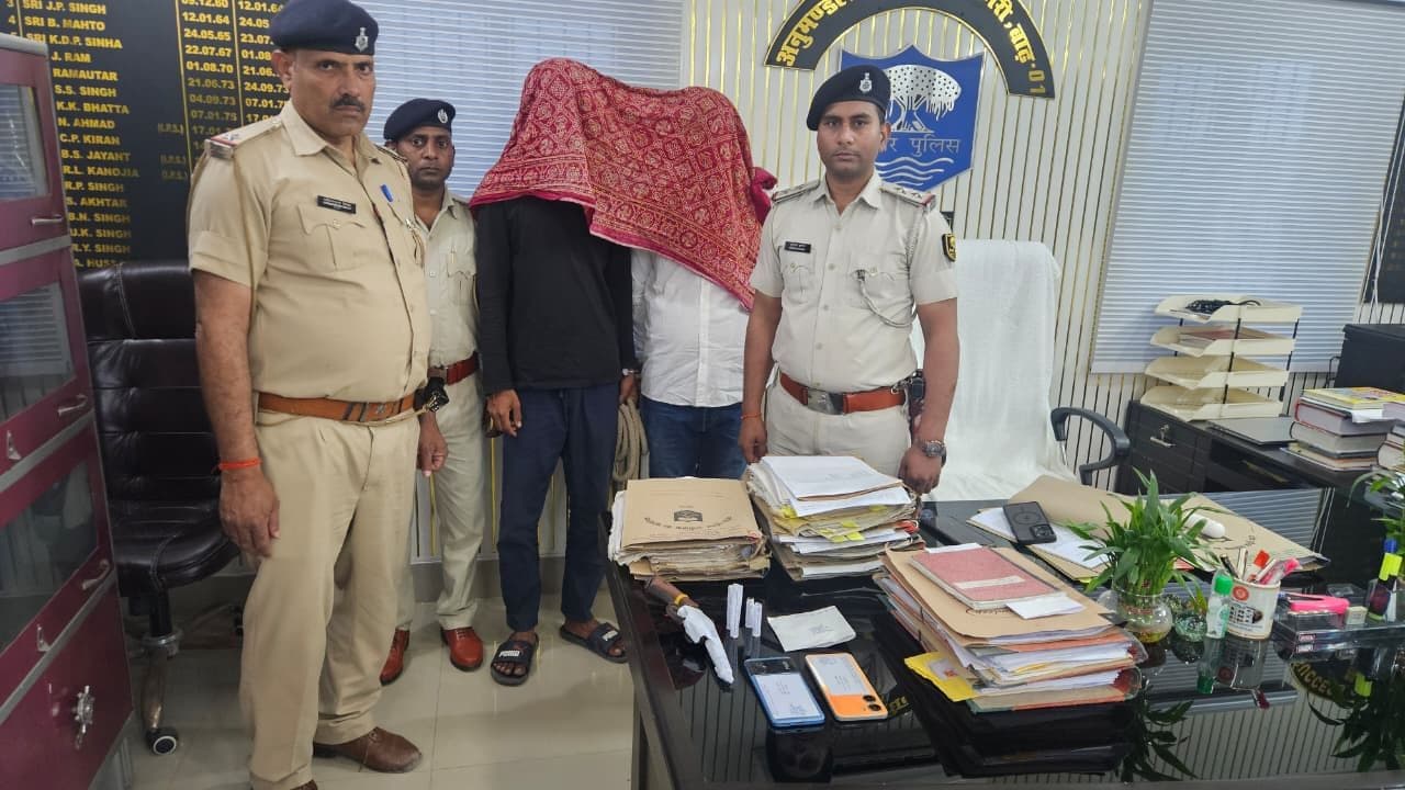 मोकामा में अवैध खनन पर पुलिस का डंडा, एक जेसीबी के साथ दो गिरफ्तार...