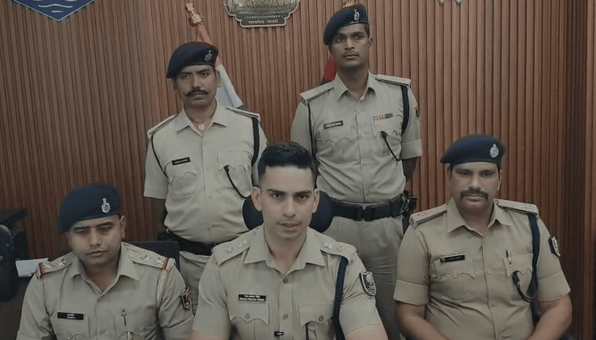 पटना में गुप्त सूचना पर एक्शन—दरवाजा खुलते ही मिला ऐसा सामान, उड़ गए होश!