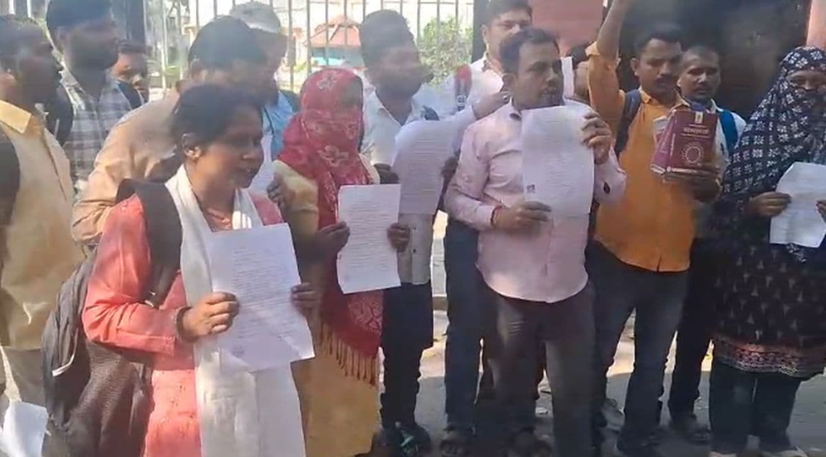 '..तो हमलोग पढ़ाएंगे कि बिहार के मुख्यमंत्री नरेंद्र मोदी', STET परीक्षा में अनुत्तीर्ण छात्र पहुंचे बोर्ड ऑफिस और कहा 'हमारे जवाब सही लेकिन...