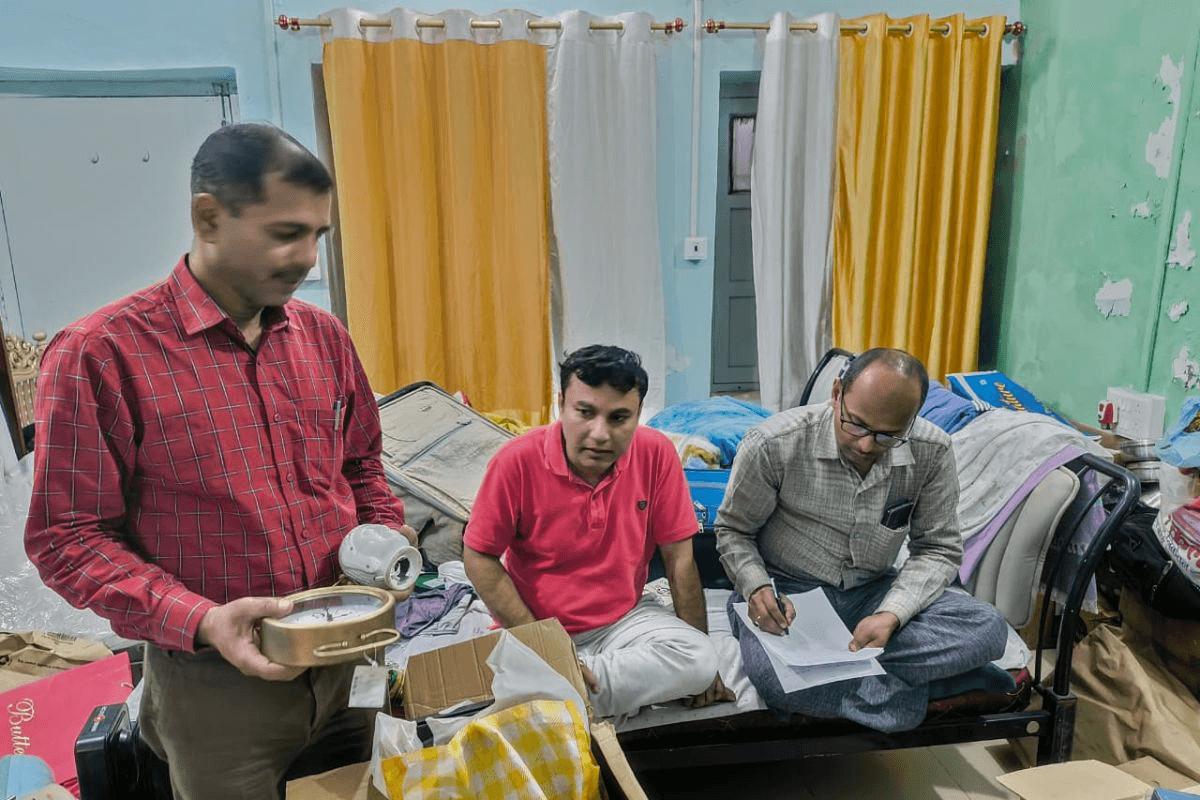 सुबह- सुबह डिप्टी कमिश्नर के घर-दफ्तर पर SVU का छापा !! करोड़ो की सम्पत्ति का सनसनी खुलासा