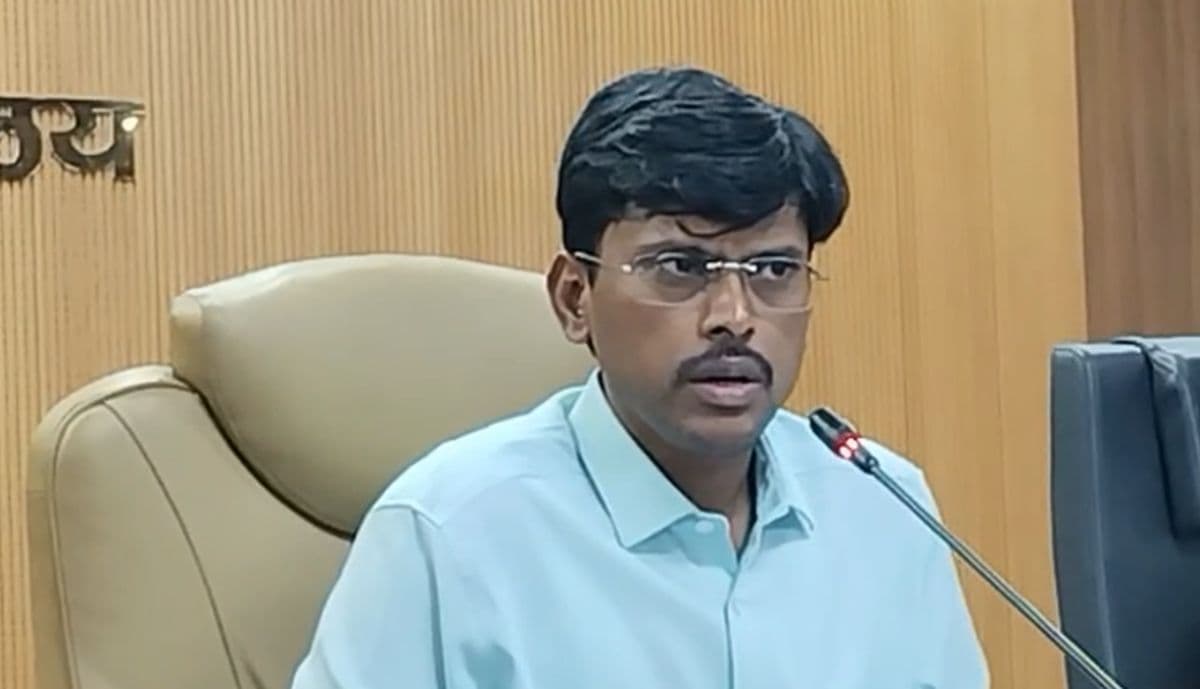 पटना के गंगा नदी में चार दिन तक नावों के परिचालन पर रहेगा प्रतिबंध, डीएम ने जारी किया आदेश...