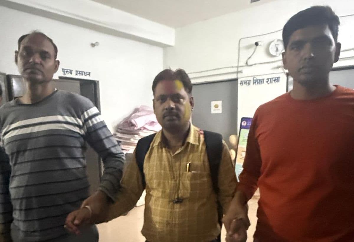 5 लाख रूपये कैश और स्मार्ट वाच ले रहे थे बड़े अधिकारी, SVU ने रंगे हाथ दबोचा