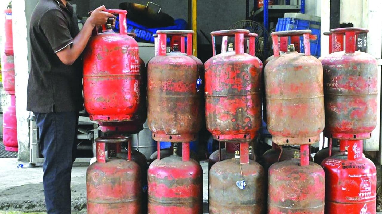 LPG क्राइसिस के दौरान कालाबाजारी पर प्रशासन की बड़ी कार्रवाई, 21 गिरफ्तार तो 419...