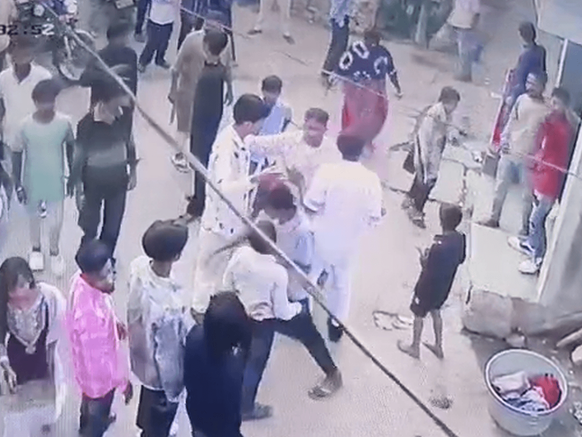 मुजफ्फरपुर में बवाल! दो गुटों के बीच जमकर पत्थरबाजी, कई घायल