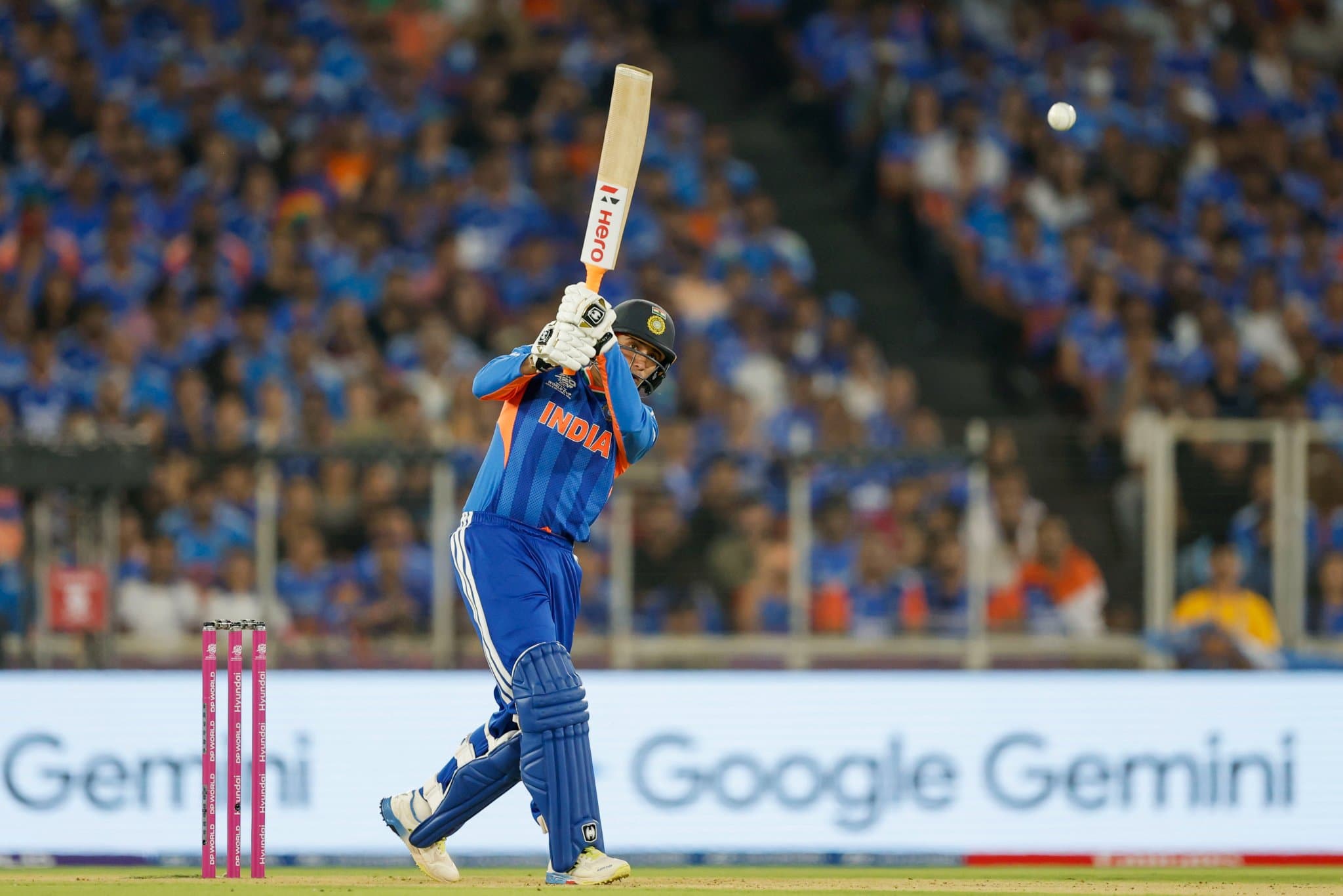 T20 विश्वकप फाइनल में भारत की धुआंधार शुरुआत, अभिषेक - सैमसन की जोड़ी ने धो डाला...