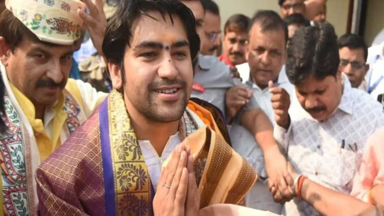 बाबा बागेश्वर ने भक्तों के सामने जोड़ लिए हाथ, दिव्य दरबार किया कैंसिल, नहीं खुलेगी पर्ची