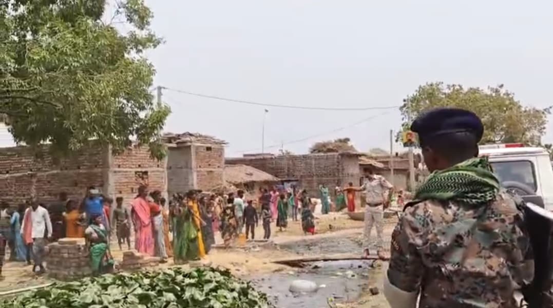 जब महिलाओं ने अचानक पुलिस को खदेड़ना शुरू किया, फिर..