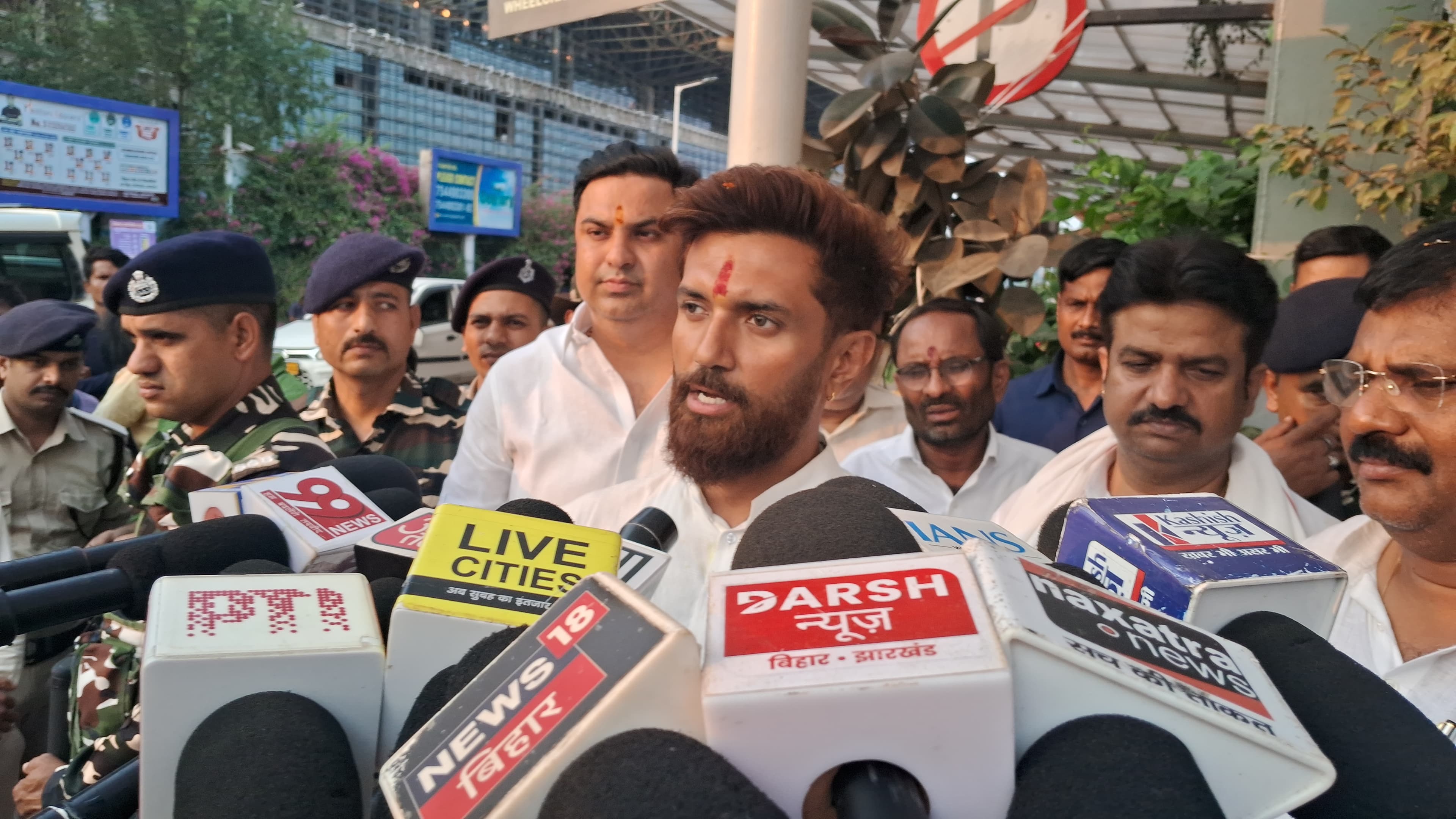 चिराग ने कहा तेजस्वी छोटा भाई है कुछ भी बोल सकते है