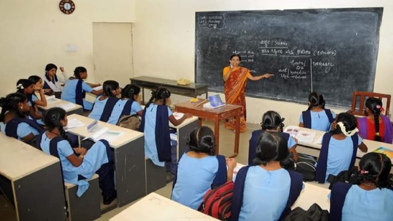 शिक्षा मंत्री का आदेश,क्लास में मोबाइल चलाने वाले टीचर पर होगी कार्रवाई