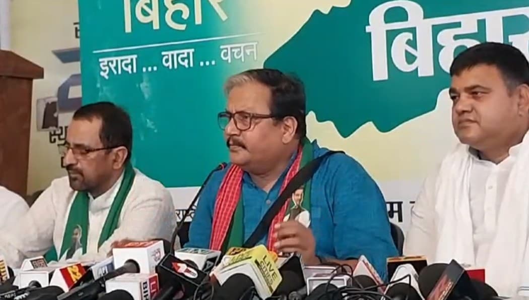 राज्यसभा सांसद मनोज झा की प्रेसवार्ता