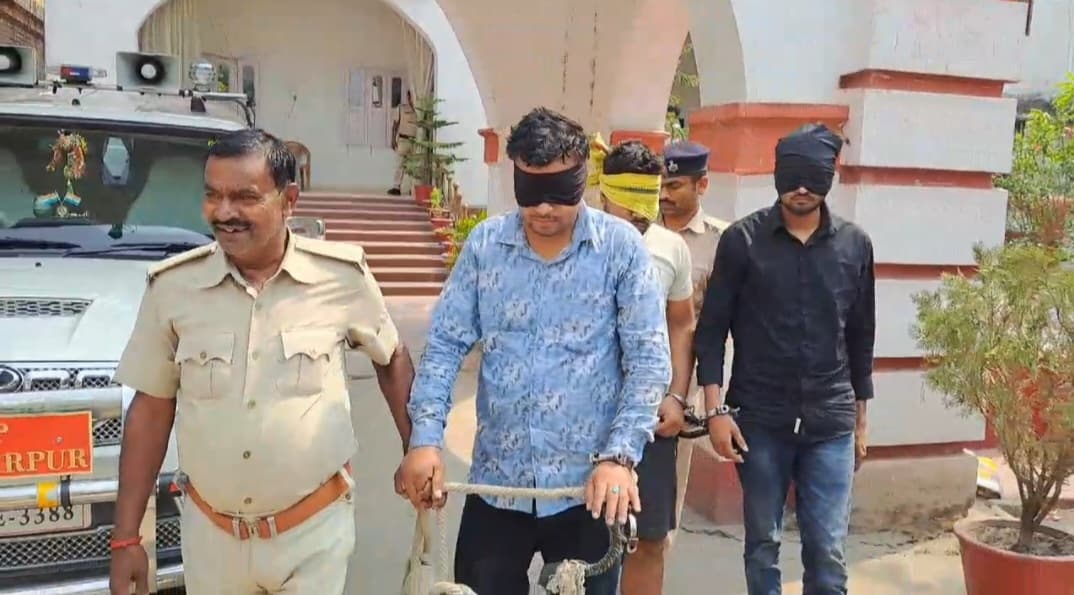 चुनावी प्रक्रिया के बीच AK -47 के साथ 3 अपराधी गिरफ्तार