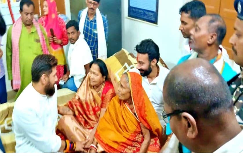 शहरबन्नी में चिराग पासवान ने की वोटिंग , बड़ी मां के लिए साड़ी लेकर पहुंचे.