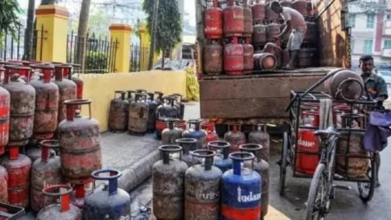 Loksabha Chunav के बीच देशवासियों को मिली बड़ी राहत, घट गए LPG Cylinder के दाम