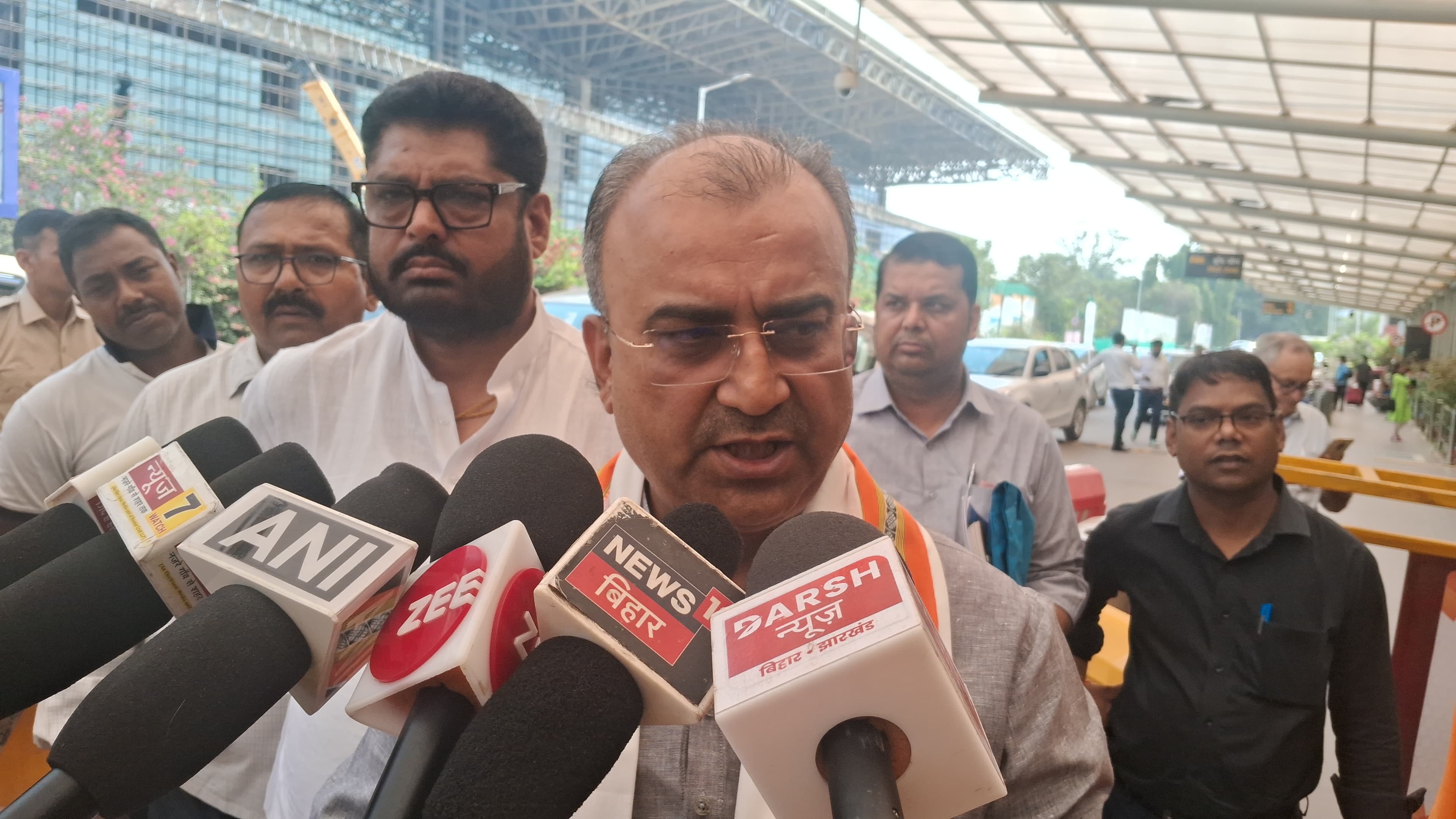 मंगल पांडेय का बयान सरकार शिक्षा विभाग के अधिकारी पर नजर बनाए हुए हैं