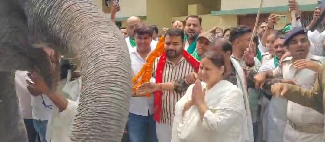 लालू की बेटी मीसा भारती को गजराज ने माला पहनाकर दिया आशीर्वाद..