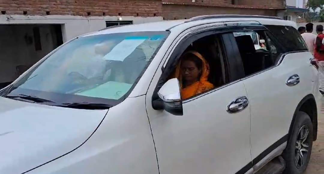 बाहुबली होने का दम्भ काम नहीं आया,VOTING के दौरान पत्नी को अपनी जान बचाकर भागना पड़ा..