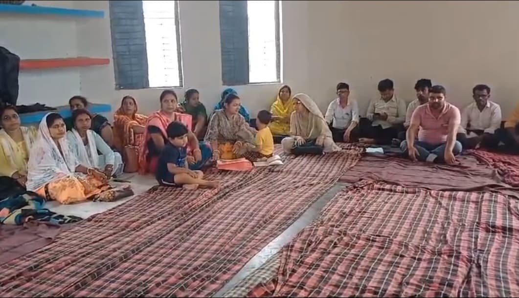 छात्र-छात्रा के बाद अब टीचर भी होने लगे बेहोश..