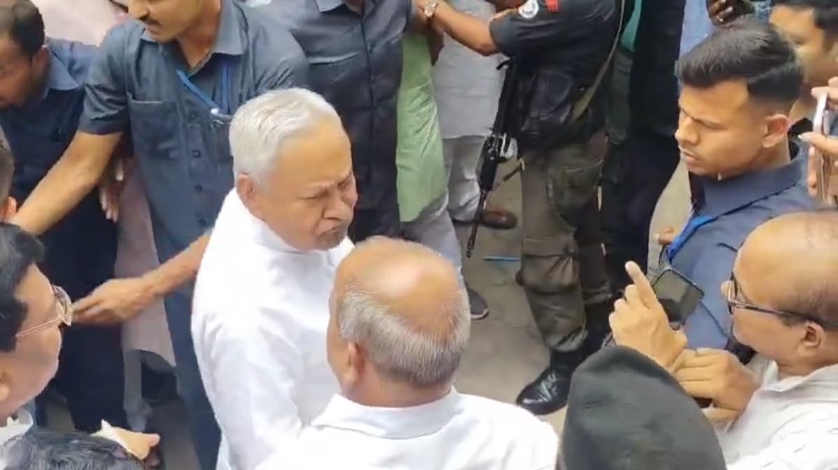 JDU ऑफिस पहुंचे CM नीतीश से पार्टी नेता ने शराबबंदी क़ानून को लेकर बड़ी मांग की..