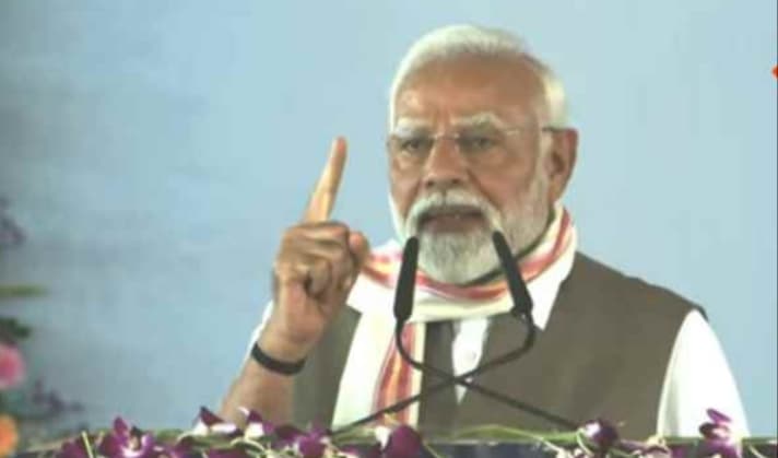 बिक्रमगंज की सभा में पीएम मोदी ने पाकिस्तान के साथ ही लालू परिवार पर भी बोला हमला..