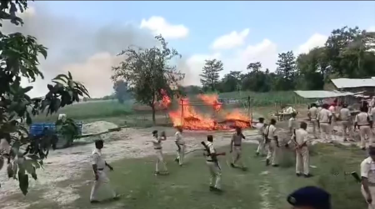 पश्चिम चंपारण में अतिक्रमण हटाने गई पुलिस टीम पर हमला, झोपड़ी में लगाई आग..