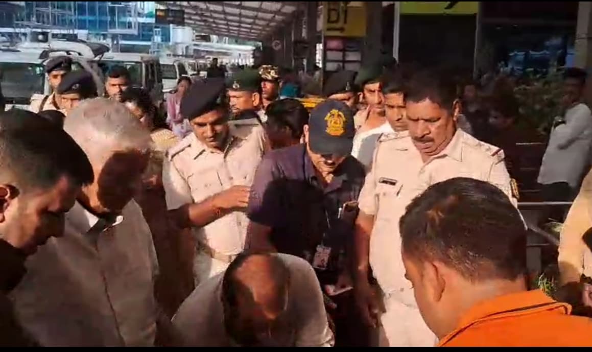 लालू -राबड़ी अचानक निकले कोलकाता, तेजप्रताप विवाद पर साधी चुप्पी..