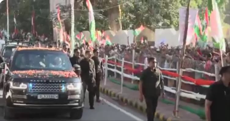 PM मोदी पहुंचे पटना, रोड शो में तिरंगे के साथ भीड़ ने किया स्वागत..