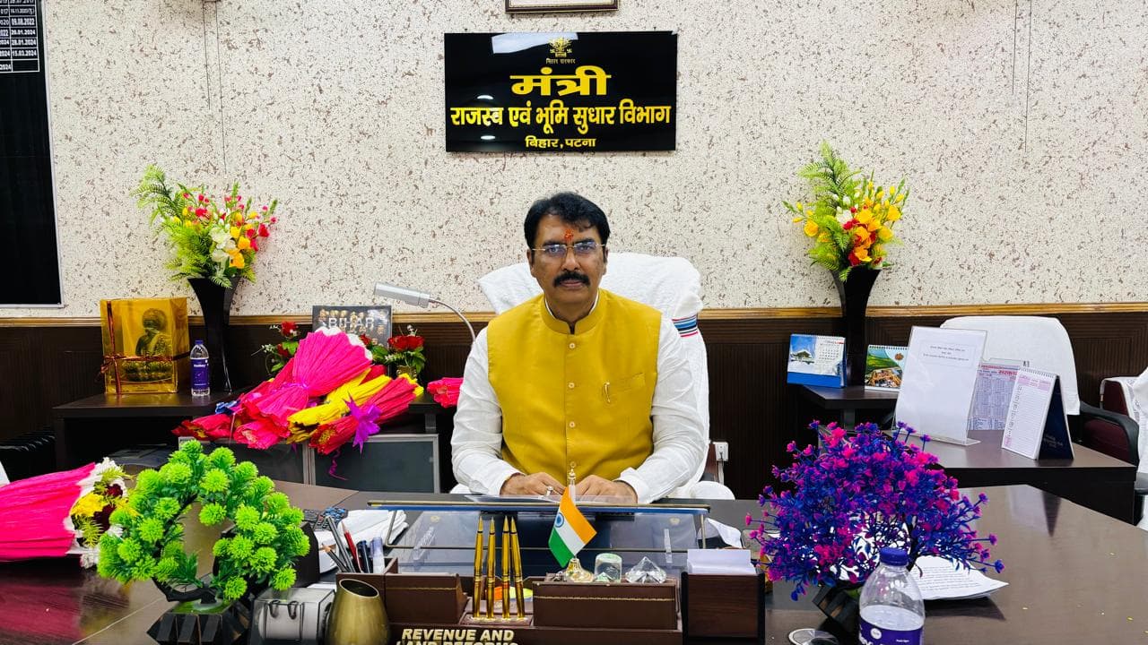 मंत्री संजय सरावगी के निर्देश पर दो अंचलाधिकारी को हटाया गया, जानें वजह..