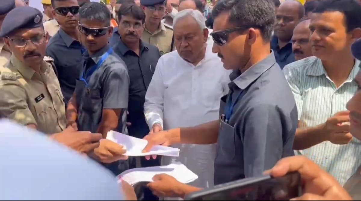 बेटे निशांत को लेकर कल्याण बिगहा पहुंचे CM नीतीश, ग्रामीणों ने घेर लिया, जानें वजह..