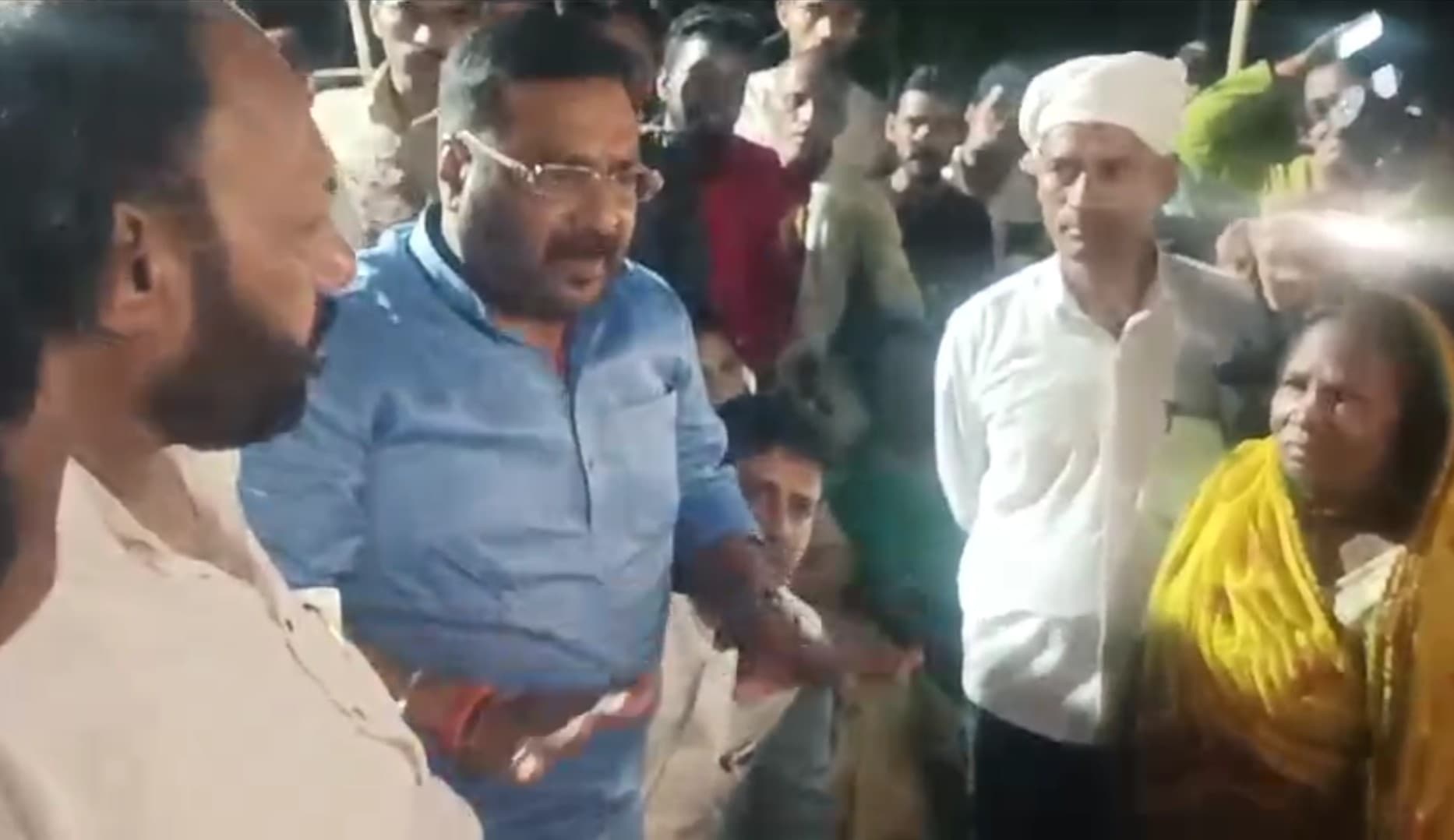 लिफाफा बांटने को लेकर जमुई में आपस में भिड़ गए तेजस्वी के दो नेता, वीडियो हो रहा वायरल..