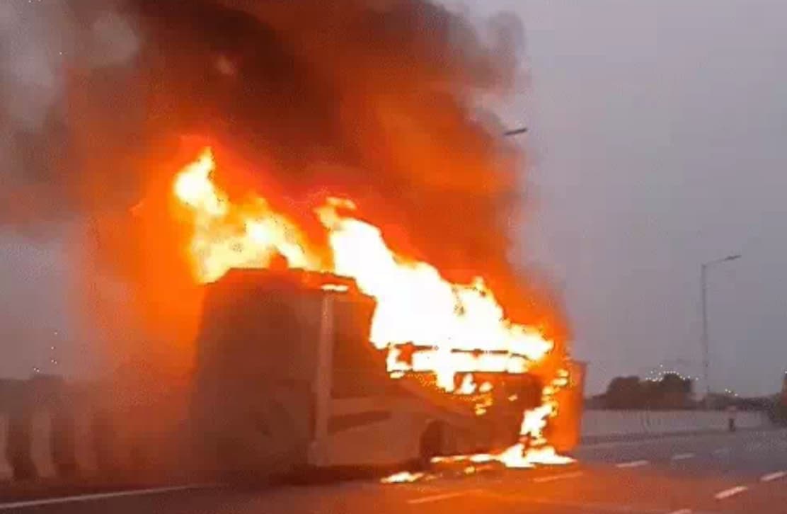 बिहार से दिल्ली जा रही डबल डेकर बस में आग, 5 की मौत..