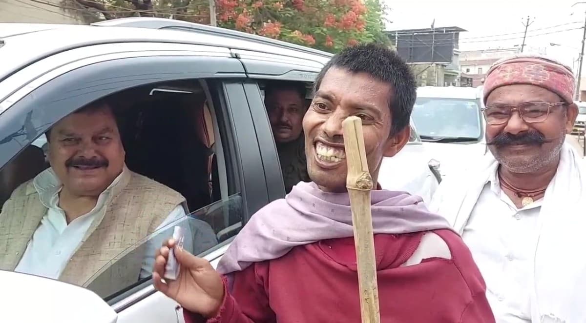 जब भिखारी ने RJD सांसद सुरेंद्र यादव से भीख में स्मार्ट फोन मांगा, फिर..