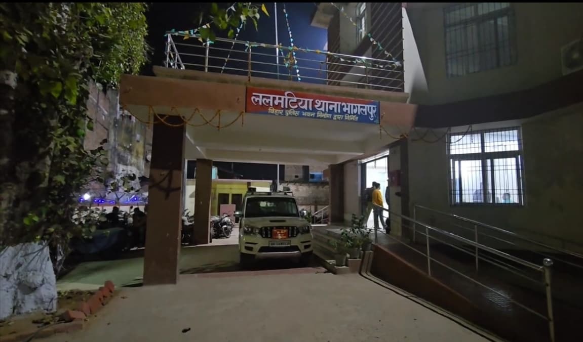 भागलपुर में अवैध शराब तस्कर के खिलाफ कार्रवाई के बाद पुलिस टीम पर हमला