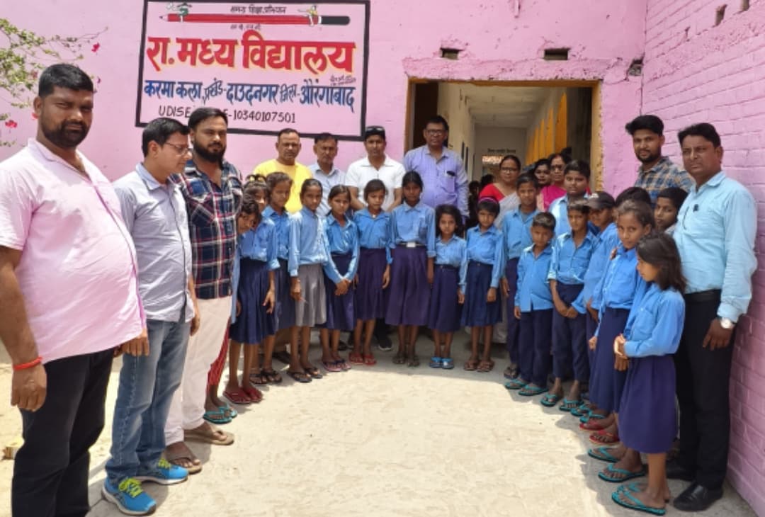 BPSC शिक्षक ने पहले दिन की अनोखी पहल, नंगे पैर आये बच्चों को दिलाये चप्पल..