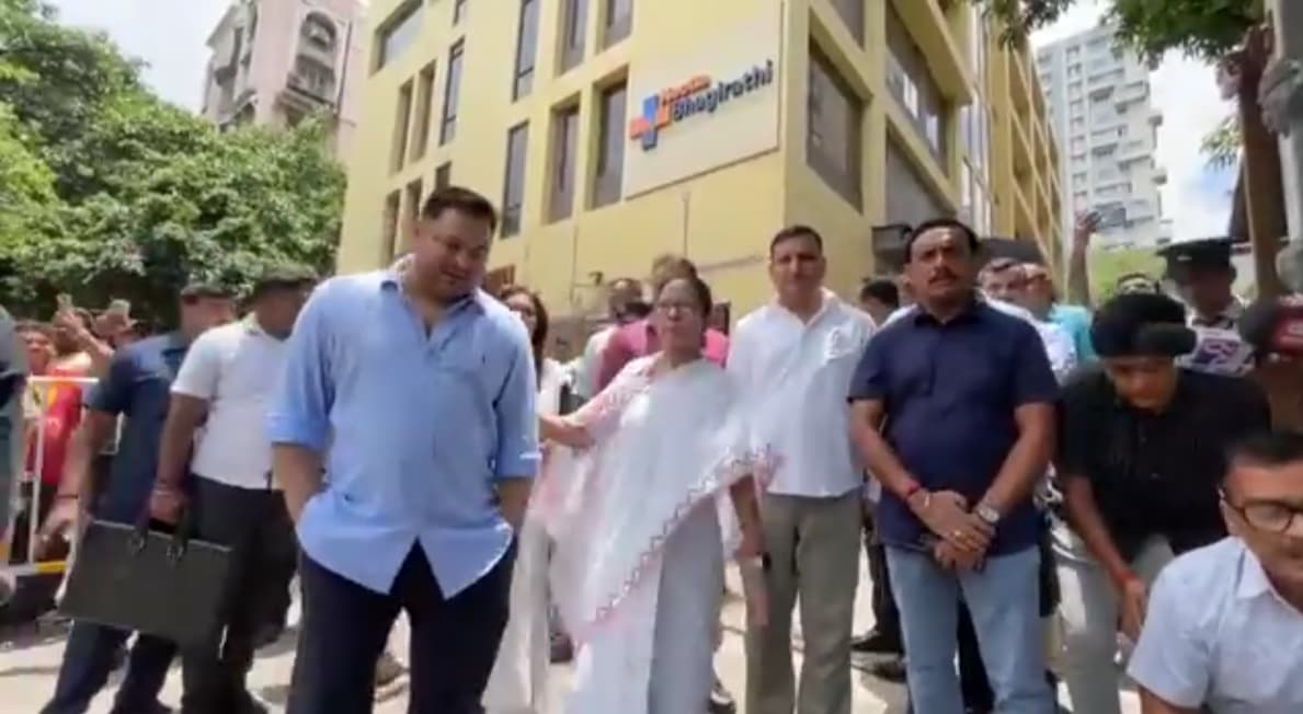 पश्चिम बंगाल की CM ममता बनर्जी लालू परिवार से मिलने पहुंची अस्पताल, तेजस्वी को दी डबल शुभकामनाएं