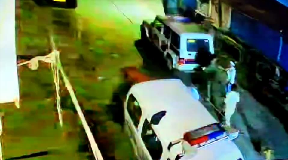 पुलिसवाला गुंडा! हाजीपुर में रजनीगंधा का पैसा मांगने पर पुलिसकर्मी ने दुकानदार को जमकर पीटा..