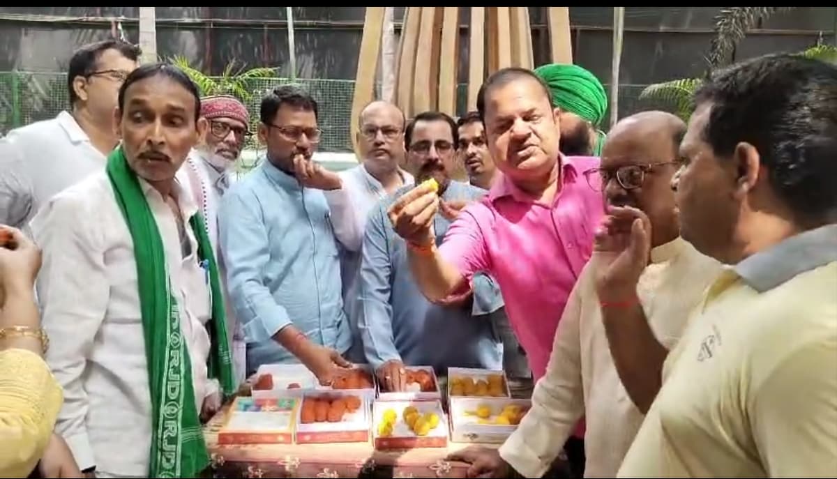 तेज प्रताप-अनुष्का प्रकरण के बाद राजद कार्यालय का माहौल था गंभीर, आज अचानक बंटने लगी मिठाई. जानें वजह..