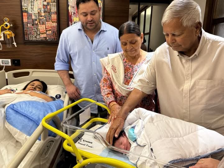 लालू यादव के पोते कहलाएंगे जूनियर लालू, जानें परिवार वालों ने क्या रखा है नाम..